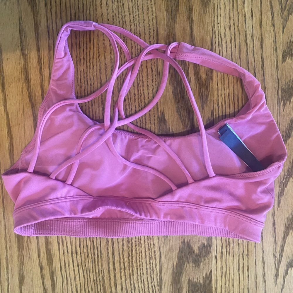 VICTORIA
Secrets - Picture 5 of 9
